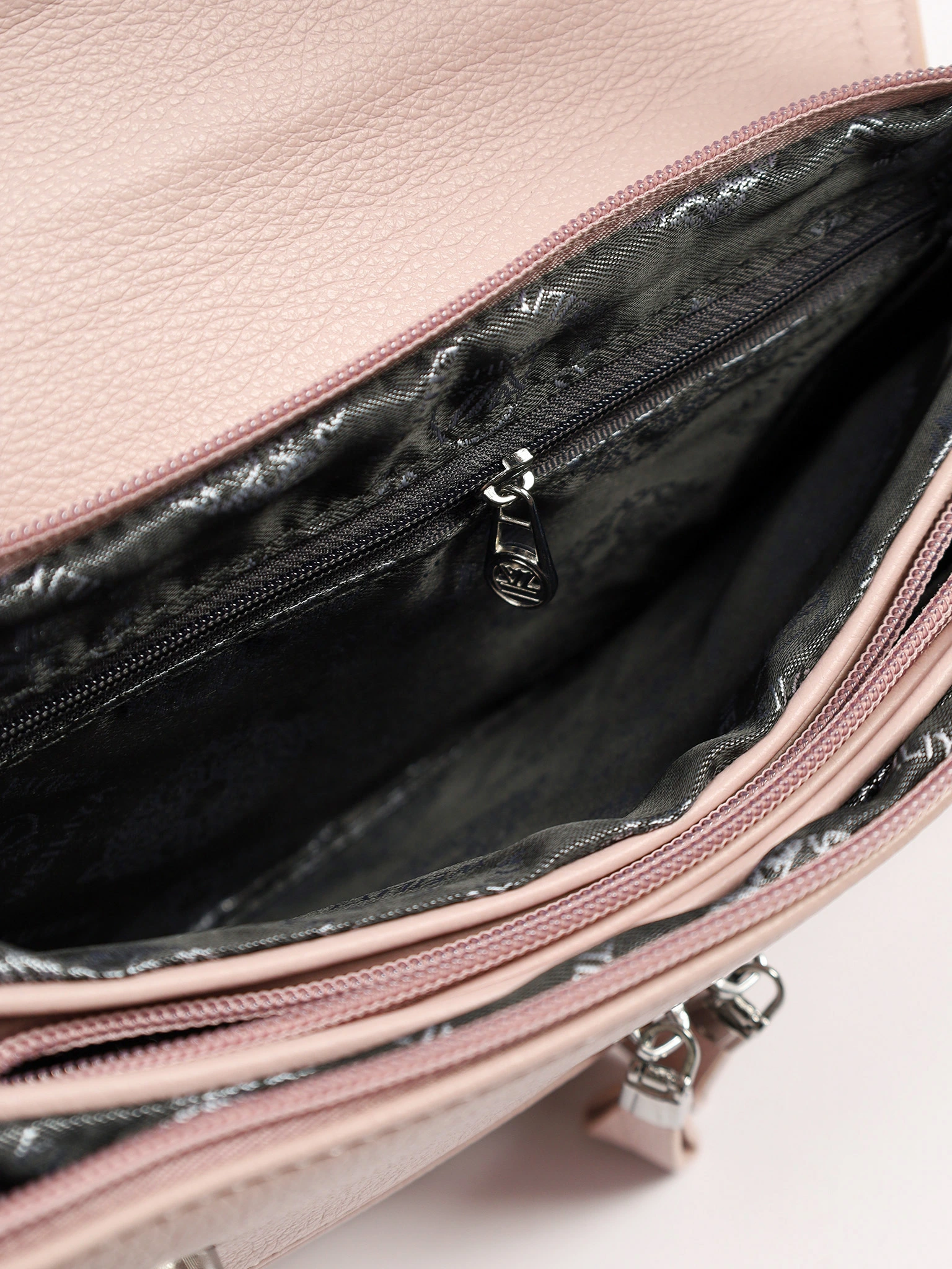 Сумка-кроссбоди со съемной ручкой и декоративными пуллерами в ассортименте